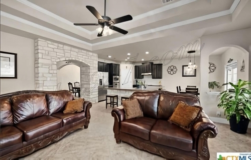 Bán Tiệm Phở Đông Khách Và Nhà Ở Texas